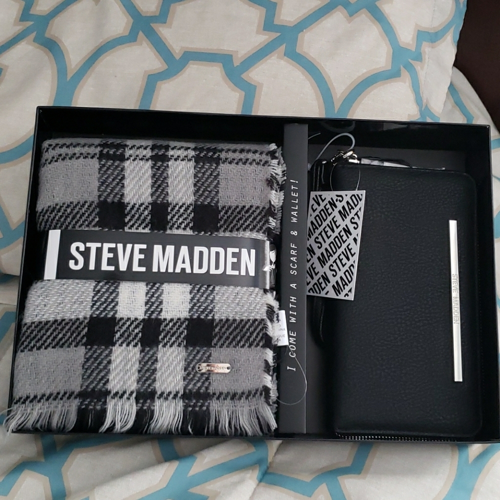 NWT Steve Madden women's scarf and wristlet set
